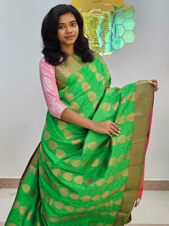 Kanchipuram Blended Gifted Embossed Silk Saree 943